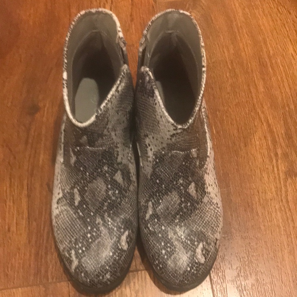 Cat and jack snake skin booty size 13